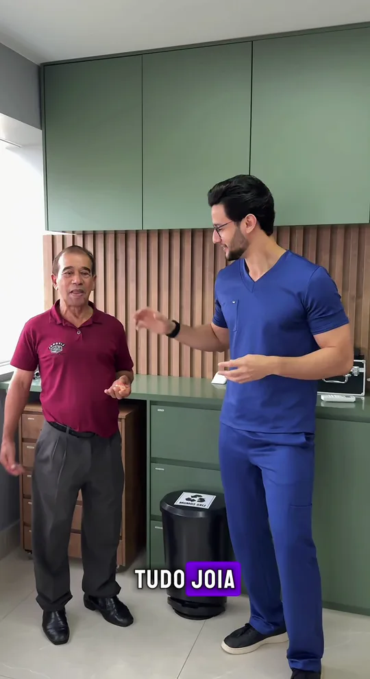Paciente Valmir jogando dentadura no lixo